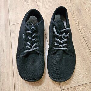 Black minimalist casual sneakers